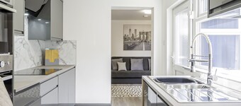 Modern 3-Bed, 3-Bath House | Sleeps 10 | Free  off Road Parking For Cars or Vans<br>Newly refurbished home just off the M27. 10 mins to City Centre, Hospital & Airport. Ideal for families, contractors & groups.