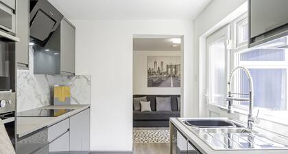 Modern 3-Bed, 3-Bath House | Sleeps 10 | Free off Road Parking For Cars or Vans<br>Newly refurbished home just off the M27. 10 mins to City Centre, Hospital & Airport. Ideal for families, contractors & groups.