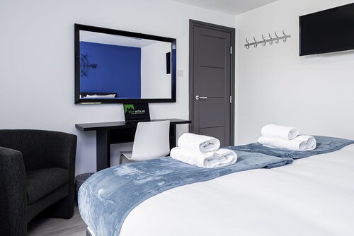 Modern 3-Bed, 3-Bath House | Sleeps 10 | Free  off Road Parking For Cars or Vans<br>Newly refurbished home just off the M27. 10 mins to City Centre, Hospital & Airport. Ideal for families, contractors & groups.