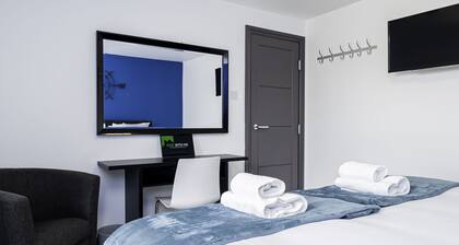 Modern 3-Bed, 3-Bath House | Sleeps 10 | Free off Road Parking For Cars or Vans<br>Newly refurbished home just off the M27. 10 mins to City Centre, Hospital & Airport. Ideal for families, contractors & groups.