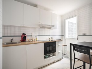 Refrigerador, microondas, cafetera y tetera y tostadora 