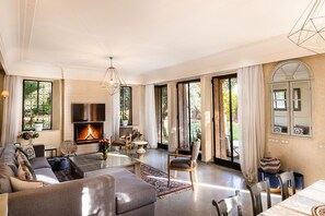 Villa Deluxe | Zona de estar | Una televisión de pantalla plana