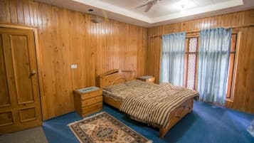 Deluxe Double Room | Soundproofing, iron/ironing board, free WiFi