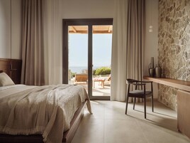 Grande Sea View Suite With Plunge Pool | Minibar, una cassaforte in camera, con arredamento individuale