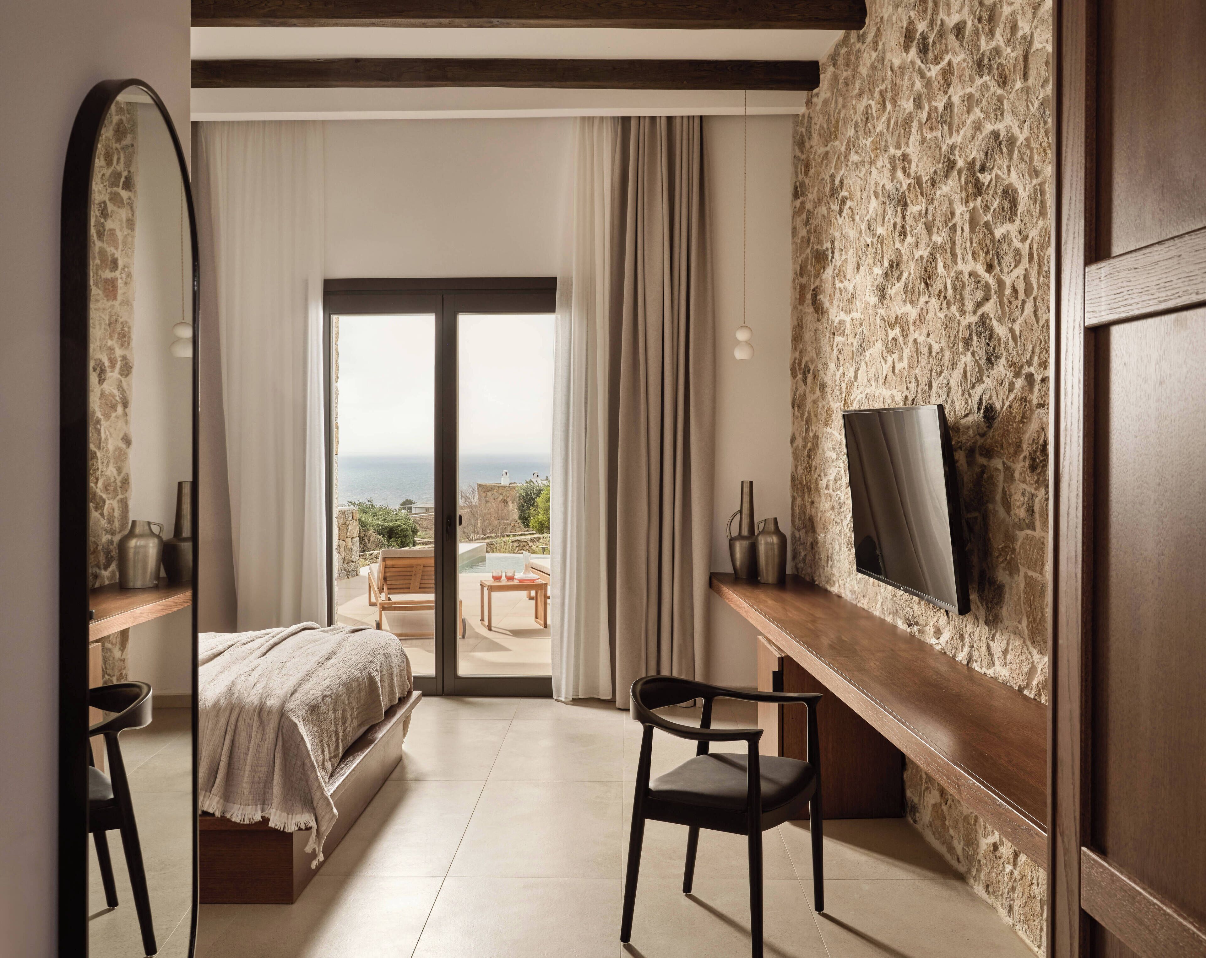 Grande Sea View Suite With Plunge Pool | ميني بار وخزنة داخل الغرفة وستائر تعتيم وتجهيزات عازلة للصوت