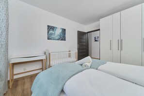 2 bedrooms, iron/ironing board, WiFi, bed sheets