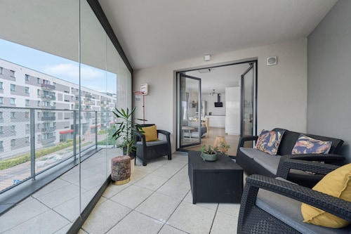 Elegantes Apartment | Parkplatz, Balkon und Fitnessstudio