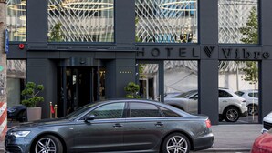 A modern hotel with a glass facade and a sign reading "HOTEL Vibre". - Vibre Hotel (Cluj-Napoca)
