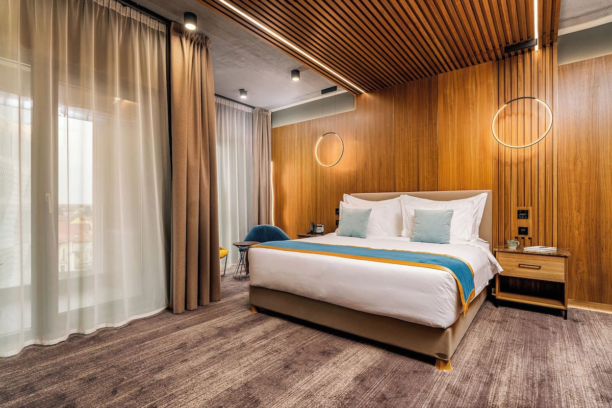 Executive Room King bed, Balcony | มินิบาร์, ตู้นิรภัยในห้องพัก, โต๊ะทำงาน, พื้นที่ทำงานแบบใช้แล็ปท็อป