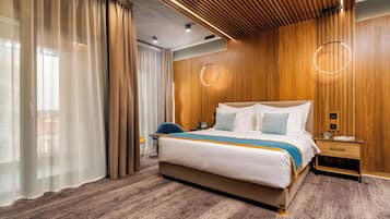 Executive Room King bed, Balcony | Minibar, Zimmersafe, Schreibtisch, laptopgeeigneter Arbeitsplatz