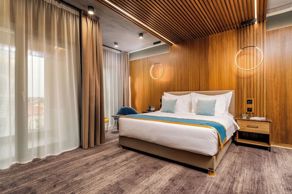 Executive Room King bed, Balcony | Minibar, in-room safe, desk, laptop workspace