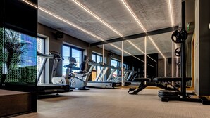 A modern gym with treadmills, weight machines, and a large mirror wall. - Vibre Hotel (Cluj-Napoca)