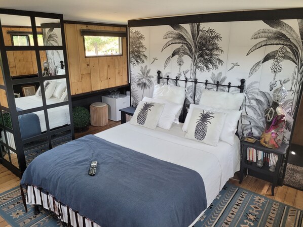 1 bedroom, WiFi, bed sheets - Chambre Dans une Péniche sur le Canal du Midi (Villeneuve-lès-Béziers)