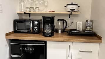 Refrigerador, microondas, cafetera y tetera y tetera eléctrica