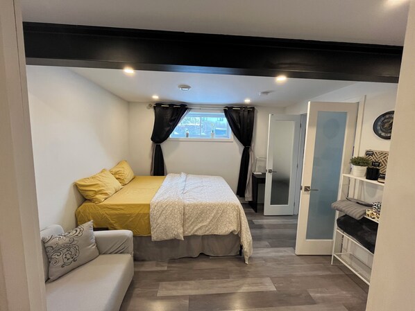 1 bedroom, iron/ironing board, free WiFi, bed sheets - Exquisite Black & White Apartment with Unparalleled Charm (Gatineau)