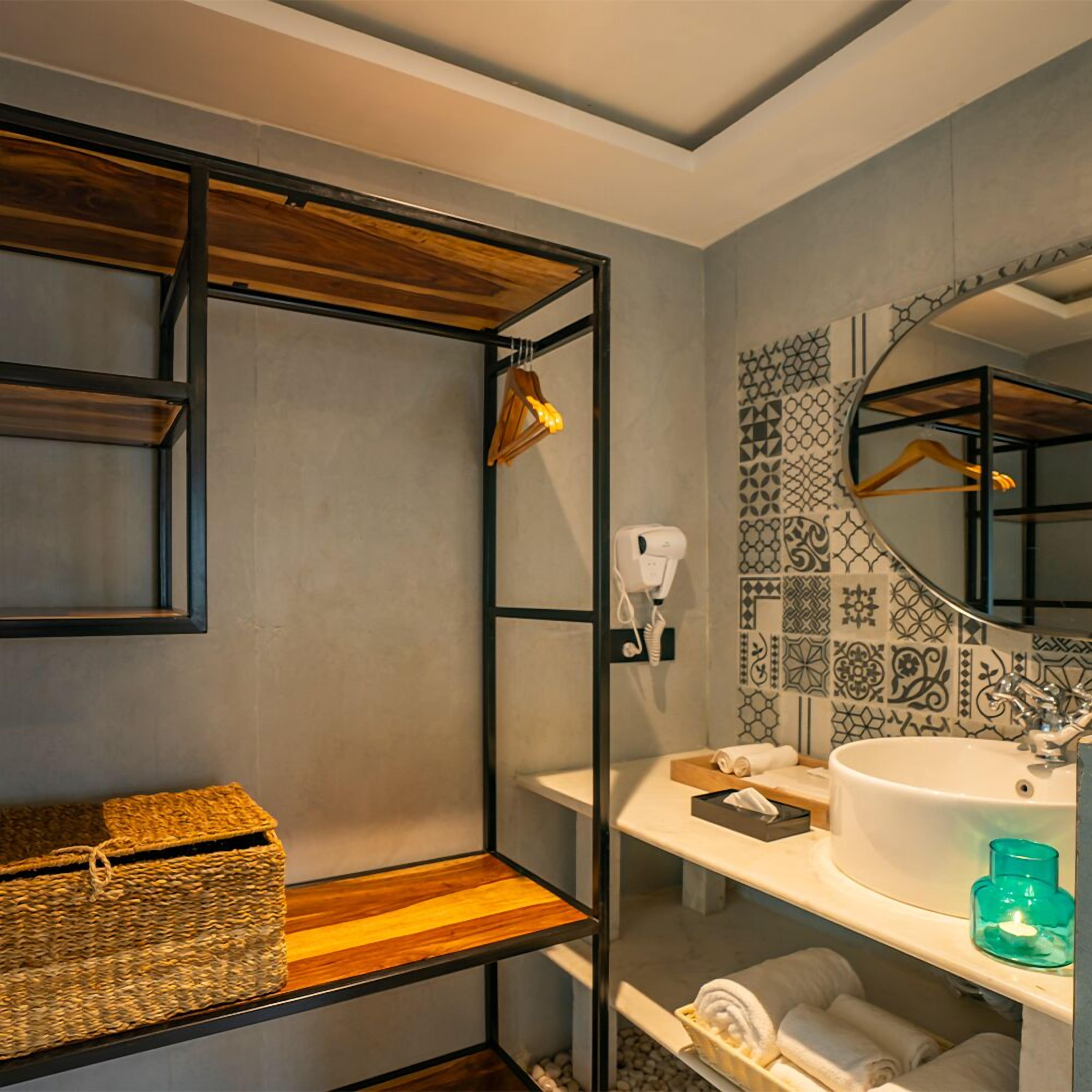 Un baño moderno con un estante de madera, un lavabo y un espejo.