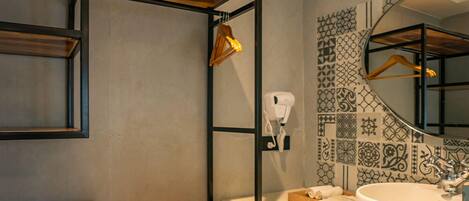 Un baño moderno con un estante de madera, un lavabo y un espejo.