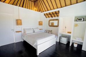 Classic-rum | Värdeförvaringsskåp på rummet, skrivbord och arbetsyta för laptop