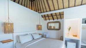 Un dormitorio con cama, mesitas de noche, armario, espejo y lámpara colgante.
