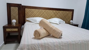 3 bedrooms, iron/ironing board, WiFi, bed sheets