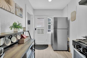 Kühlschrank, Mikrowelle, Ofen, Herdplatte