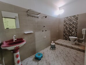 Shower, rainfall showerhead, free toiletries, slippers
