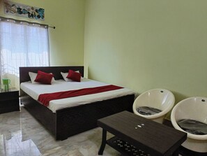 Deluxe Room, 1 King Bed | Blackout drapes, free WiFi, bed sheets
