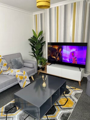 Smart TV - Gillingham cosy 3 bedroom with free WiFi & parking (Gillingham)