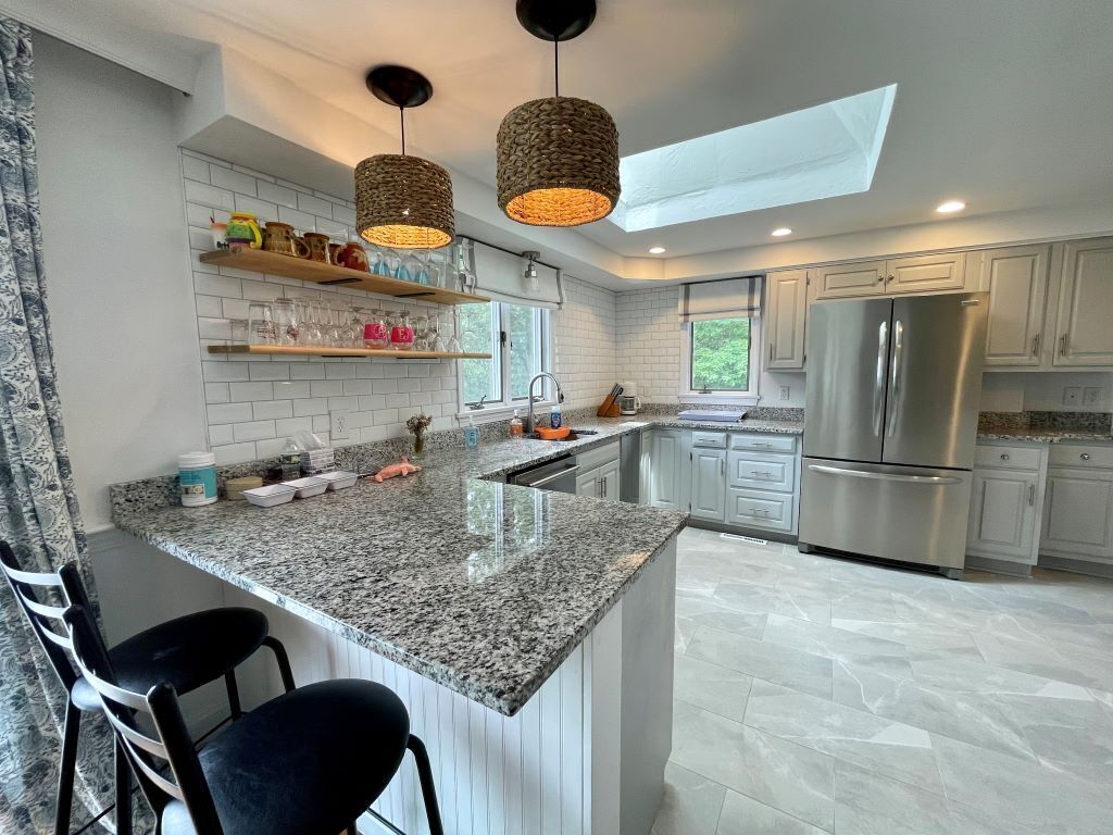 Microondas, placa de cocina, lavavajillas y cafetera o tetera