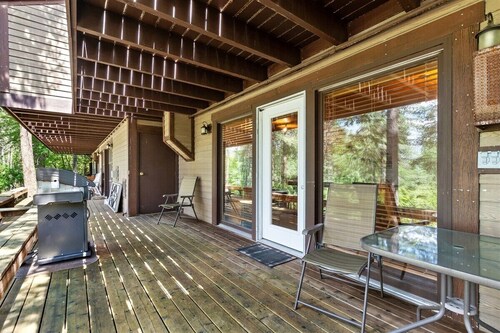 Hillside Condo, 18CD, Steps from Lake