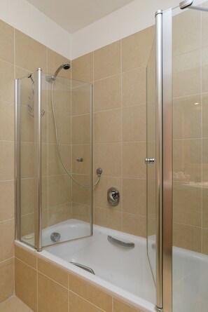 Bañera, secador de pelo, toallas