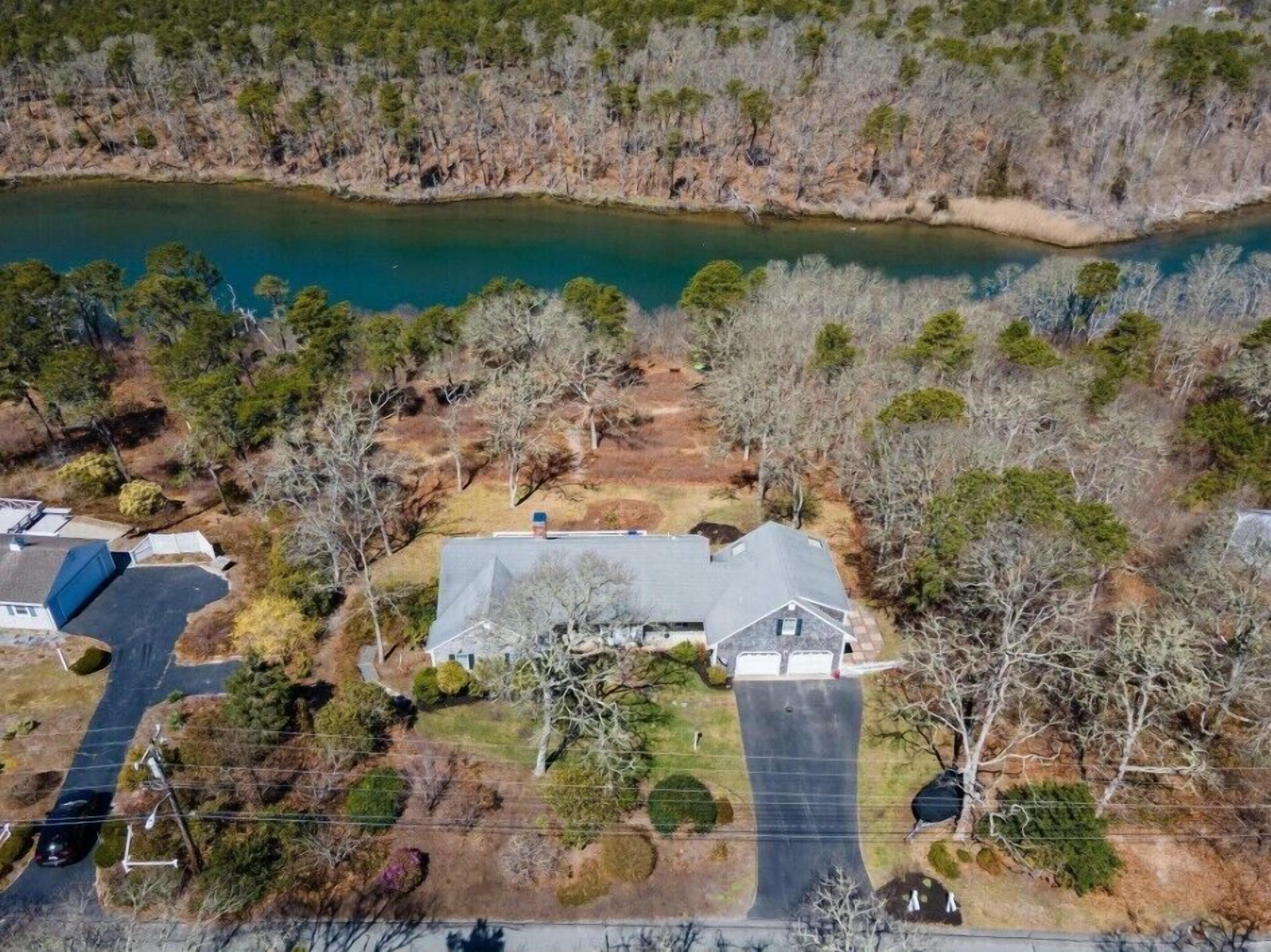 KAYAK TO PLEASANT BAY FROM YOUR BACK YARD!   KAYAKS PROVIDED!