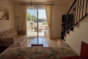 Smart-TV, DVD-Player, Bücher, Stereoanlage