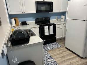 Geladeira, micro-ondas, fogão, cooktop