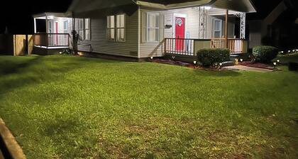 Serene Getaway w/ Fast Wi-Fi, Deck, Fire Pit, Roku