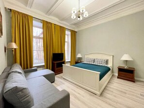 4 bedrooms, iron/ironing board, WiFi, bed sheets