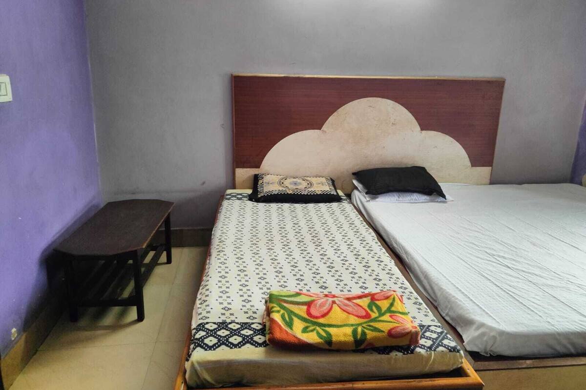 1 habitación, escritorio y espacio para trabajar con laptop
