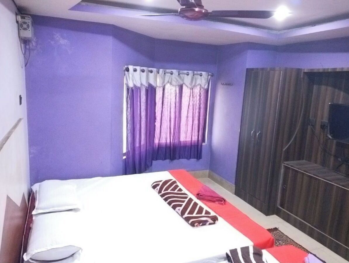 A room with a bed, a TV, and a wardrobe.