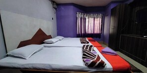 Basic-Zimmer, 1 King-Bett | Schreibtisch, laptopgeeigneter Arbeitsplatz