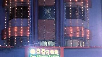 Family Room, 1 Bedroom | Living area | 32-inch LCD TV with digital channels, LED TV, Netflix