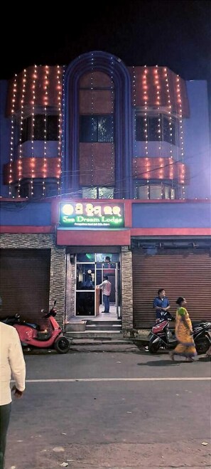 Family Room, 1 Bedroom | Living area | 32-inch LCD TV with digital channels, LED TV, Netflix - Sea Dream Lodge (Puri)