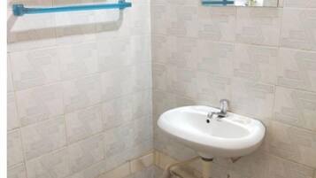 Basic-Zimmer, 1 King-Bett | Badezimmer | Dusche, Regendusche, Seife