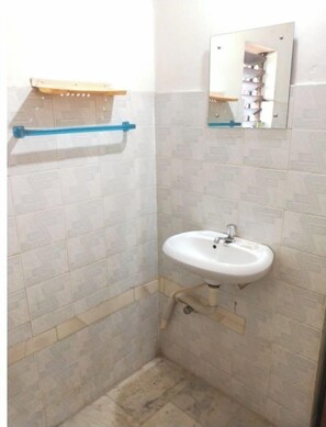 Basic-Zimmer, 1 King-Bett | Badezimmer | Dusche, Regendusche, Seife