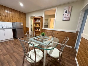 บ้านพัก | 2 ห้องนอน, ผ้าม่านกันแสง, เตารีด/โต๊ะรีดผ้า, Wi-Fi ฟรี