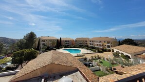 A residential area with a swimming pool surrounded by apartment buildings. - Appartement "rooftop" Avec Très Grande Terrasse à 2km de la mer (Roquebrune-sur-Argens)