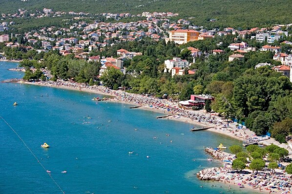 Una spiaggia nelle vicinanze