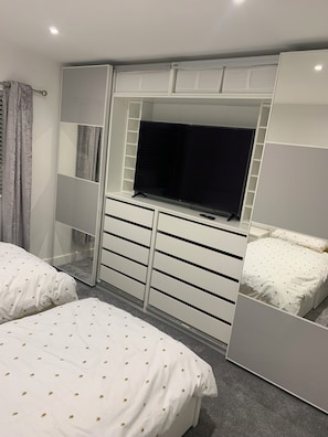 4 habitaciones, tabla de planchar con plancha, wifi y ropa de cama