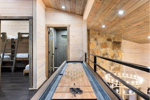 4 habitaciones, escritorio y tabla de planchar con plancha 