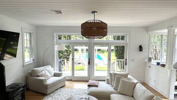 Téléviseur connecté, livres, écran d’ordinateur, imprimante