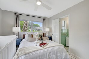 3 Schlafzimmer, Schreibtisch, Bügeleisen/Bügelbrett, Reisekinderbett